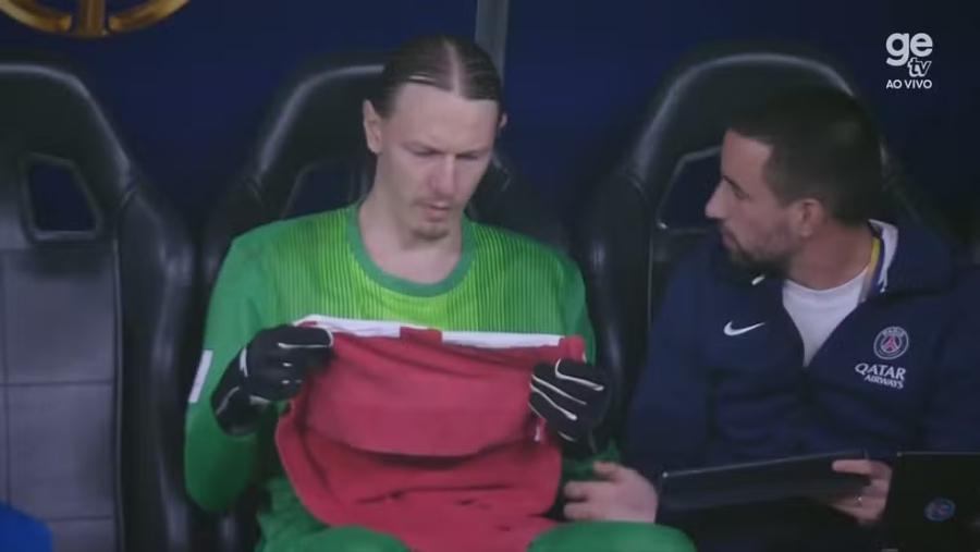 Safonov brilha contra o Flamengo e chama atenção por anotações usadas na disputa de pênaltis