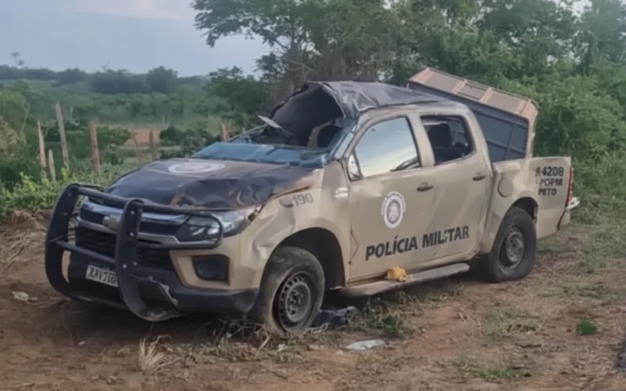 Viatura da PM capota na BA-142 entre Wagner e Utinga, na Chapada Diamantina